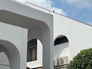 A close-up of some of the arches and rounded corners used in the houses on Springleaf Drive