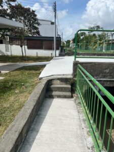 Footpath along drain accessible only using stairs