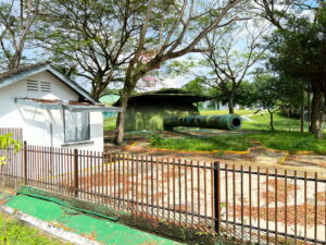 One of the 15–inch naval guns on site of former Johore Battery. A bit less impressive when you realise it's only a replica